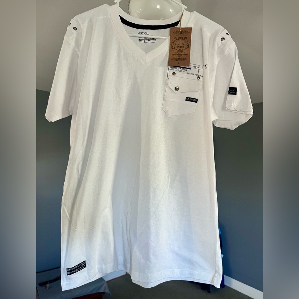 Men’s white v neck T-shirt